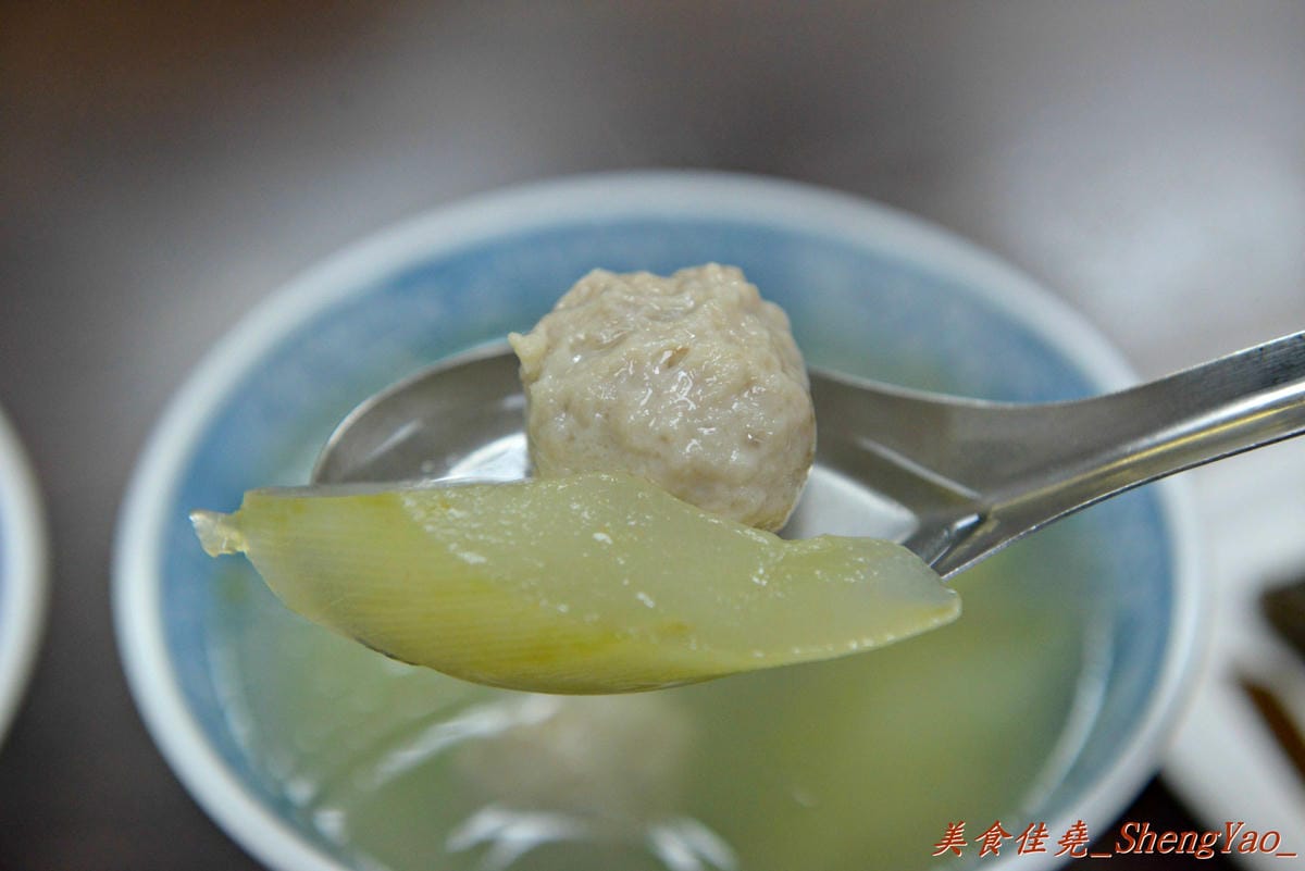 [台中北屯]饡味軒嘉義火雞肉飯 – 台中少見的雞片飯,超好吃,口味接近道地的嘉義火雞肉飯,除了火雞肉飯外、香噴噴的雞汁乾麵和滷得透爛的白菜滷也是推薦必點。