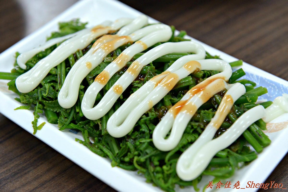 [台中北屯]饡味軒嘉義火雞肉飯 – 台中少見的雞片飯,超好吃,口味接近道地的嘉義火雞肉飯,除了火雞肉飯外、香噴噴的雞汁乾麵和滷得透爛的白菜滷也是推薦必點。