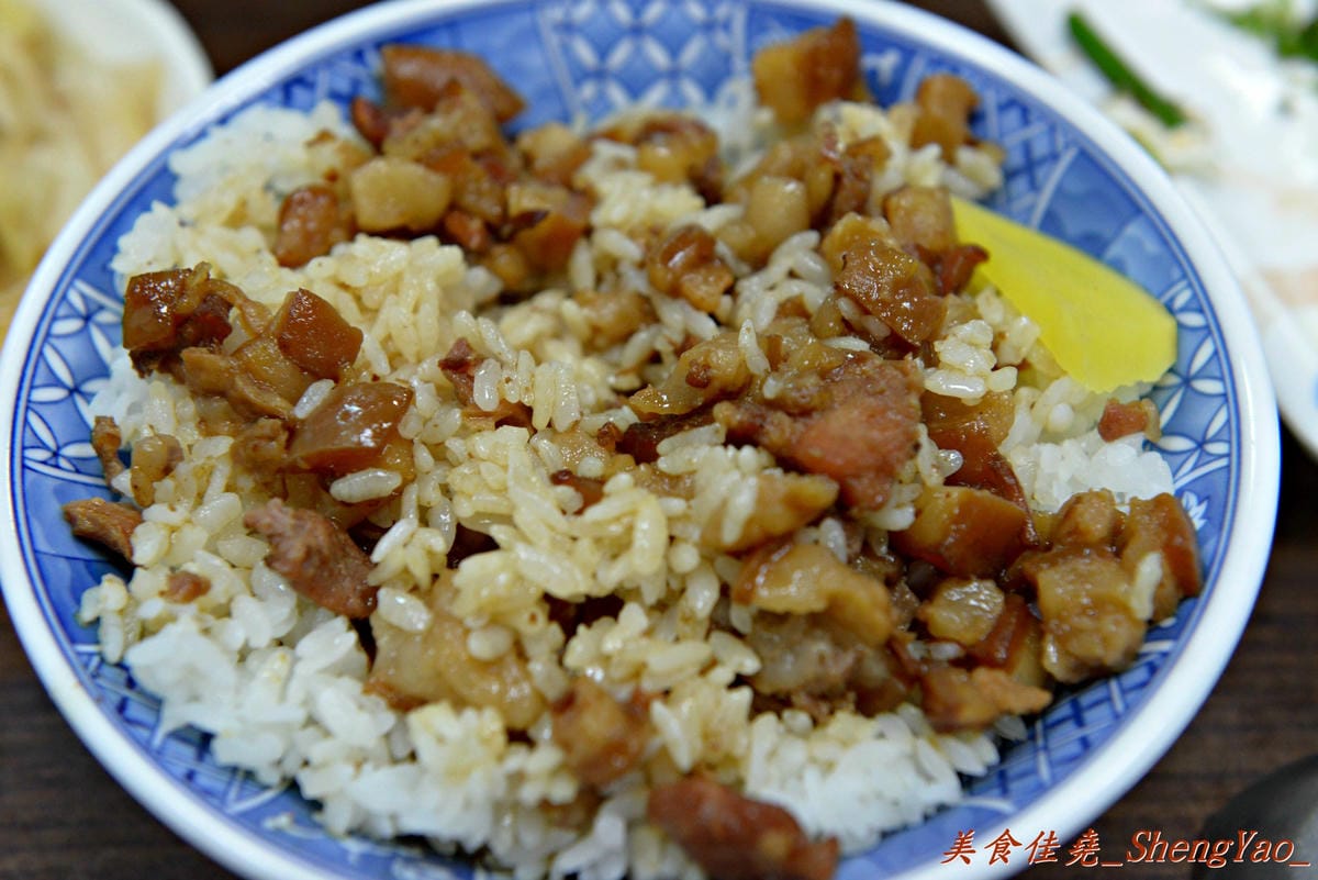 [台中北屯]饡味軒嘉義火雞肉飯 – 台中少見的雞片飯,超好吃,口味接近道地的嘉義火雞肉飯,除了火雞肉飯外、香噴噴的雞汁乾麵和滷得透爛的白菜滷也是推薦必點。