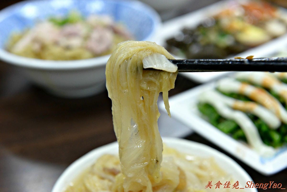 [台中北屯]饡味軒嘉義火雞肉飯 – 台中少見的雞片飯,超好吃,口味接近道地的嘉義火雞肉飯,除了火雞肉飯外、香噴噴的雞汁乾麵和滷得透爛的白菜滷也是推薦必點。