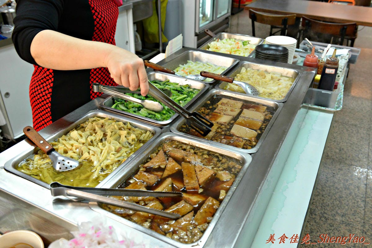 [台中北屯]饡味軒嘉義火雞肉飯 – 台中少見的雞片飯,超好吃,口味接近道地的嘉義火雞肉飯,除了火雞肉飯外、香噴噴的雞汁乾麵和滷得透爛的白菜滷也是推薦必點。