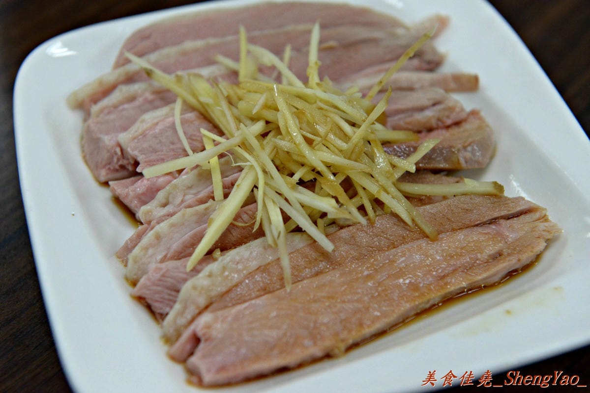[台中北屯]饡味軒嘉義火雞肉飯 – 台中少見的雞片飯,超好吃,口味接近道地的嘉義火雞肉飯,除了火雞肉飯外、香噴噴的雞汁乾麵和滷得透爛的白菜滷也是推薦必點。