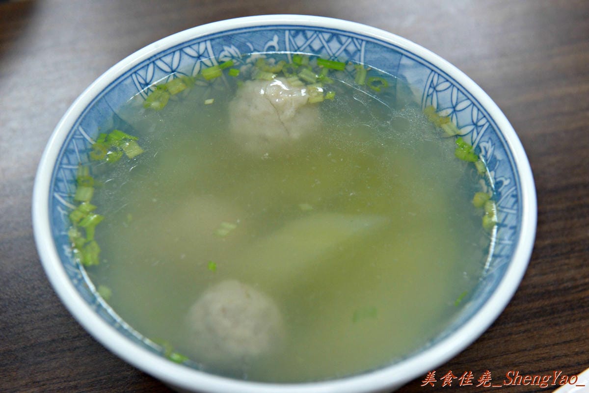 [台中北屯]饡味軒嘉義火雞肉飯 – 台中少見的雞片飯,超好吃,口味接近道地的嘉義火雞肉飯,除了火雞肉飯外、香噴噴的雞汁乾麵和滷得透爛的白菜滷也是推薦必點。