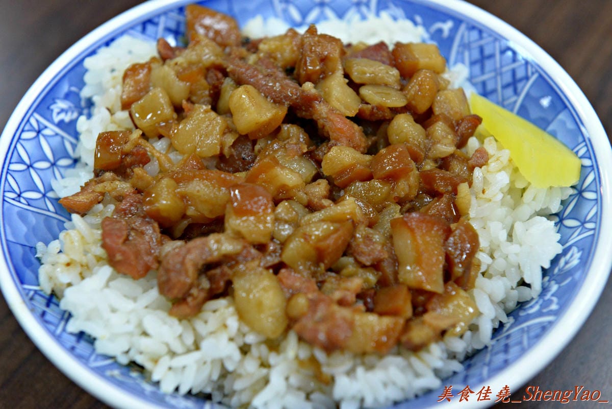 [台中北屯]饡味軒嘉義火雞肉飯 – 台中少見的雞片飯,超好吃,口味接近道地的嘉義火雞肉飯,除了火雞肉飯外、香噴噴的雞汁乾麵和滷得透爛的白菜滷也是推薦必點。