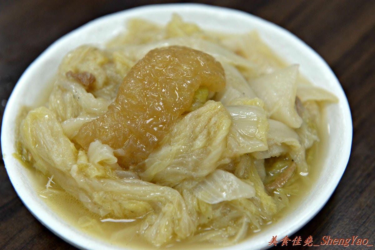 [台中北屯]饡味軒嘉義火雞肉飯 – 台中少見的雞片飯,超好吃,口味接近道地的嘉義火雞肉飯,除了火雞肉飯外、香噴噴的雞汁乾麵和滷得透爛的白菜滷也是推薦必點。