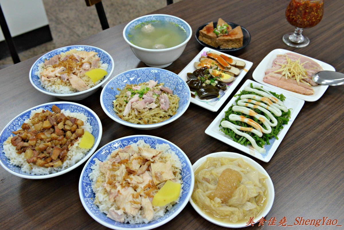 [台中北屯]饡味軒嘉義火雞肉飯 – 台中少見的雞片飯,超好吃,口味接近道地的嘉義火雞肉飯,除了火雞肉飯外、香噴噴的雞汁乾麵和滷得透爛的白菜滷也是推薦必點。