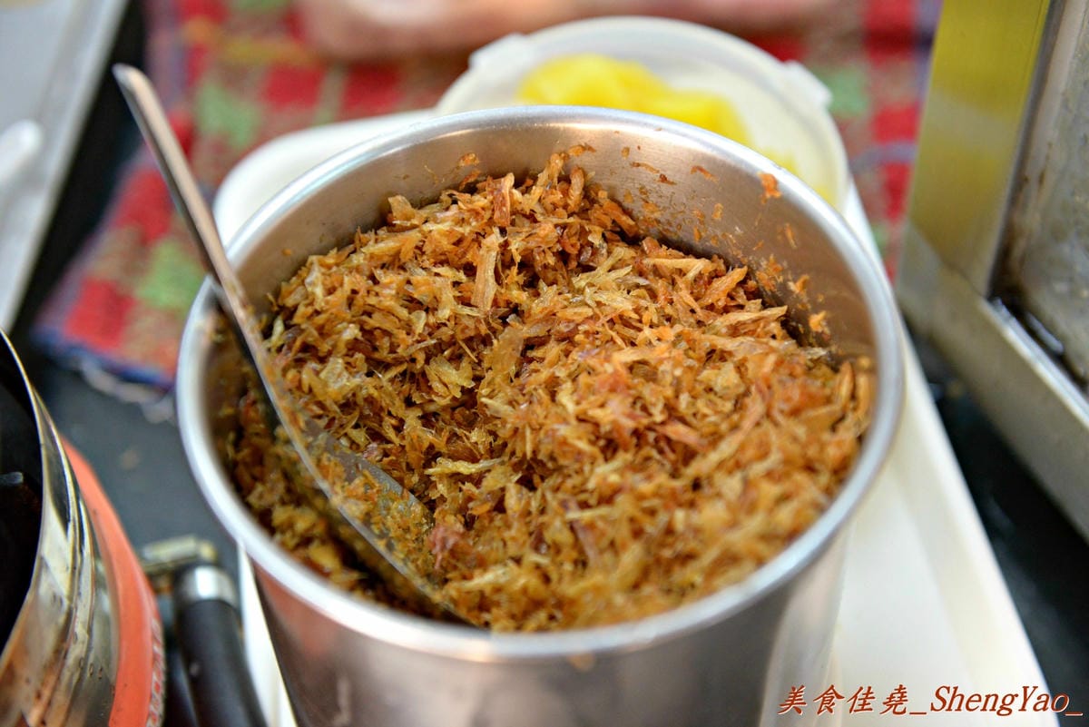 [台中北屯]饡味軒嘉義火雞肉飯 – 台中少見的雞片飯,超好吃,口味接近道地的嘉義火雞肉飯,除了火雞肉飯外、香噴噴的雞汁乾麵和滷得透爛的白菜滷也是推薦必點。