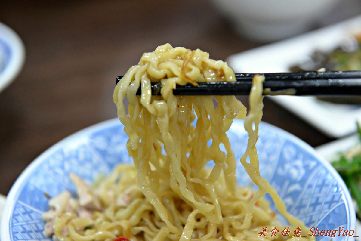 [台中北屯]饡味軒嘉義火雞肉飯 – 台中少見的雞片飯,超好吃,口味接近道地的嘉義火雞肉飯,除了火雞肉飯外、香噴噴的雞汁乾麵和滷得透爛的白菜滷也是推薦必點。