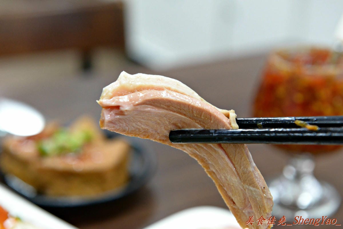 [台中北屯]饡味軒嘉義火雞肉飯 – 台中少見的雞片飯,超好吃,口味接近道地的嘉義火雞肉飯,除了火雞肉飯外、香噴噴的雞汁乾麵和滷得透爛的白菜滷也是推薦必點。