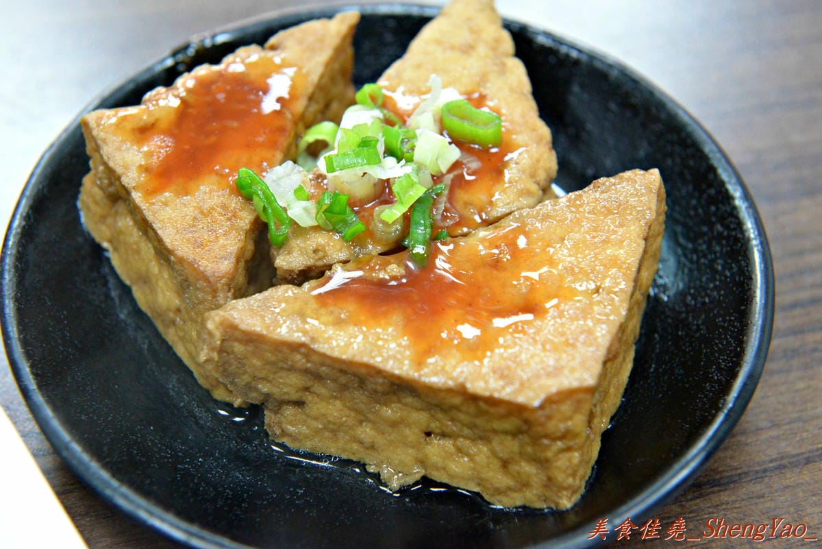 [台中北屯]饡味軒嘉義火雞肉飯 – 台中少見的雞片飯,超好吃,口味接近道地的嘉義火雞肉飯,除了火雞肉飯外、香噴噴的雞汁乾麵和滷得透爛的白菜滷也是推薦必點。