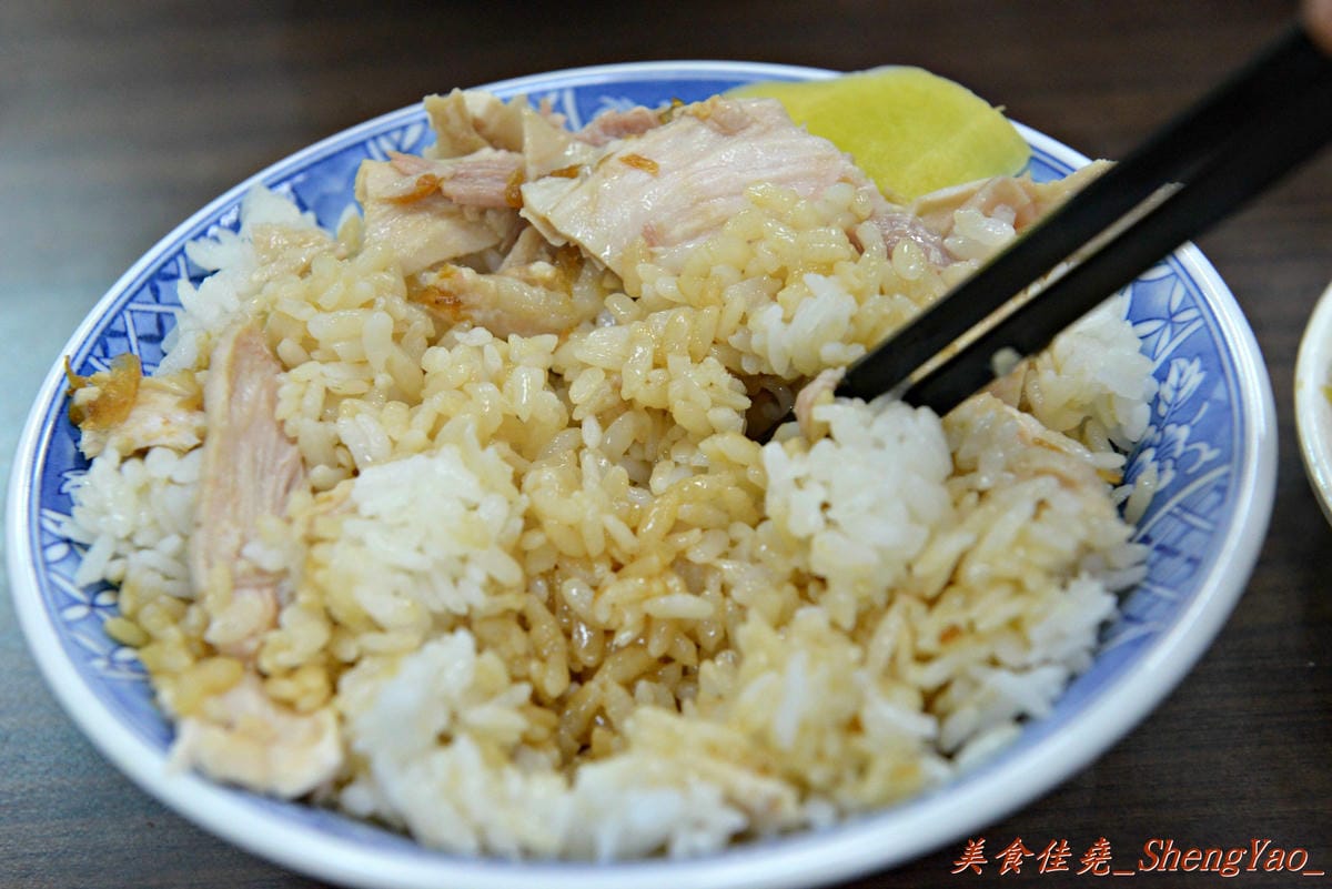 [台中北屯]饡味軒嘉義火雞肉飯 – 台中少見的雞片飯,超好吃,口味接近道地的嘉義火雞肉飯,除了火雞肉飯外、香噴噴的雞汁乾麵和滷得透爛的白菜滷也是推薦必點。