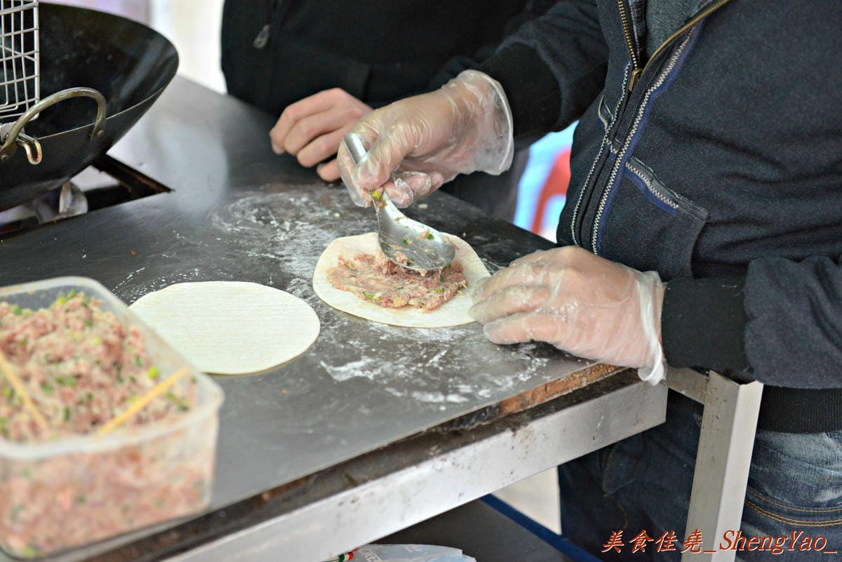[台中沙鹿]四平街炸豬肉餡餅 – 應該是沙鹿最好吃的豬肉餡餅了,肉餡飽滿實在,現點現做好新鮮,超推會”刊C”的起司餡餅 !!(已歇業)
