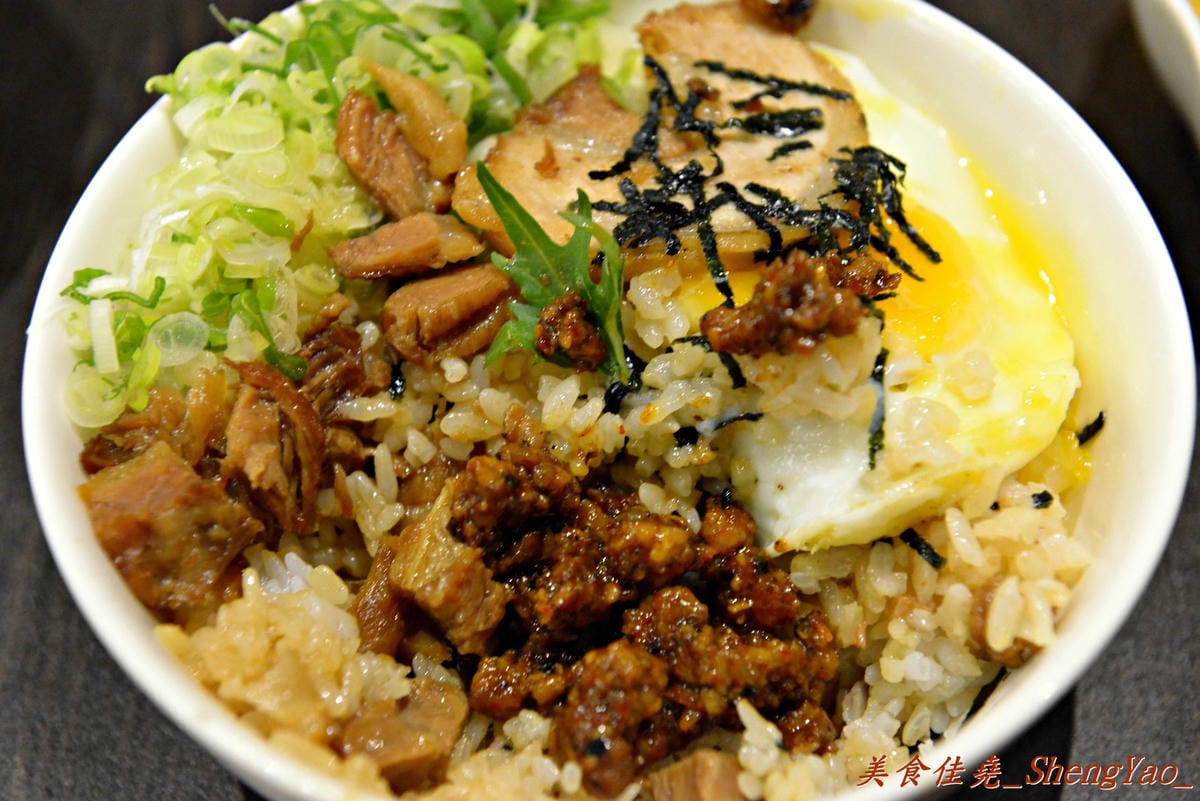 [基隆仁愛]神樂岡旭川拉麵 – 基隆第一家像樣的道地口味日式拉麵,湯頭好喝夠水準、配料豐富多樣,漂亮日式裝潢和賞心悅目的正妹女服務生群也都是亮點。