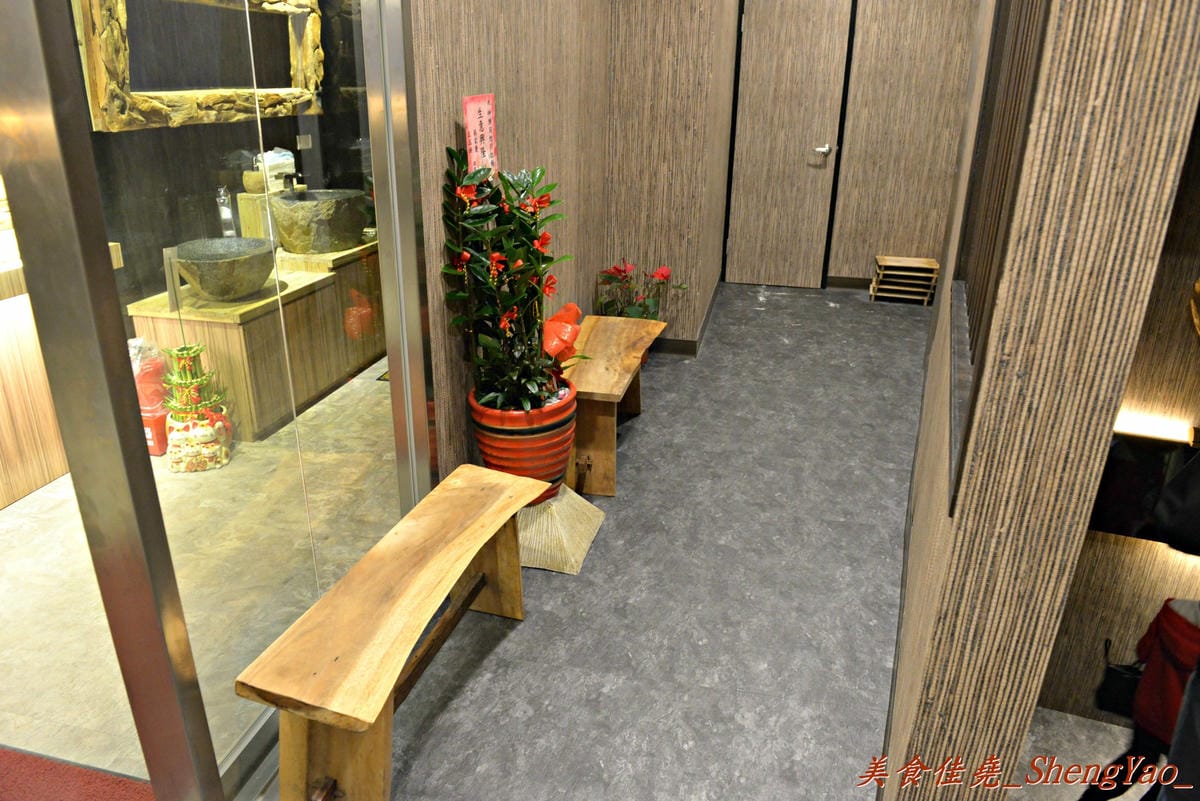 [基隆仁愛]神樂岡旭川拉麵 – 基隆第一家像樣的道地口味日式拉麵,湯頭好喝夠水準、配料豐富多樣,漂亮日式裝潢和賞心悅目的正妹女服務生群也都是亮點。