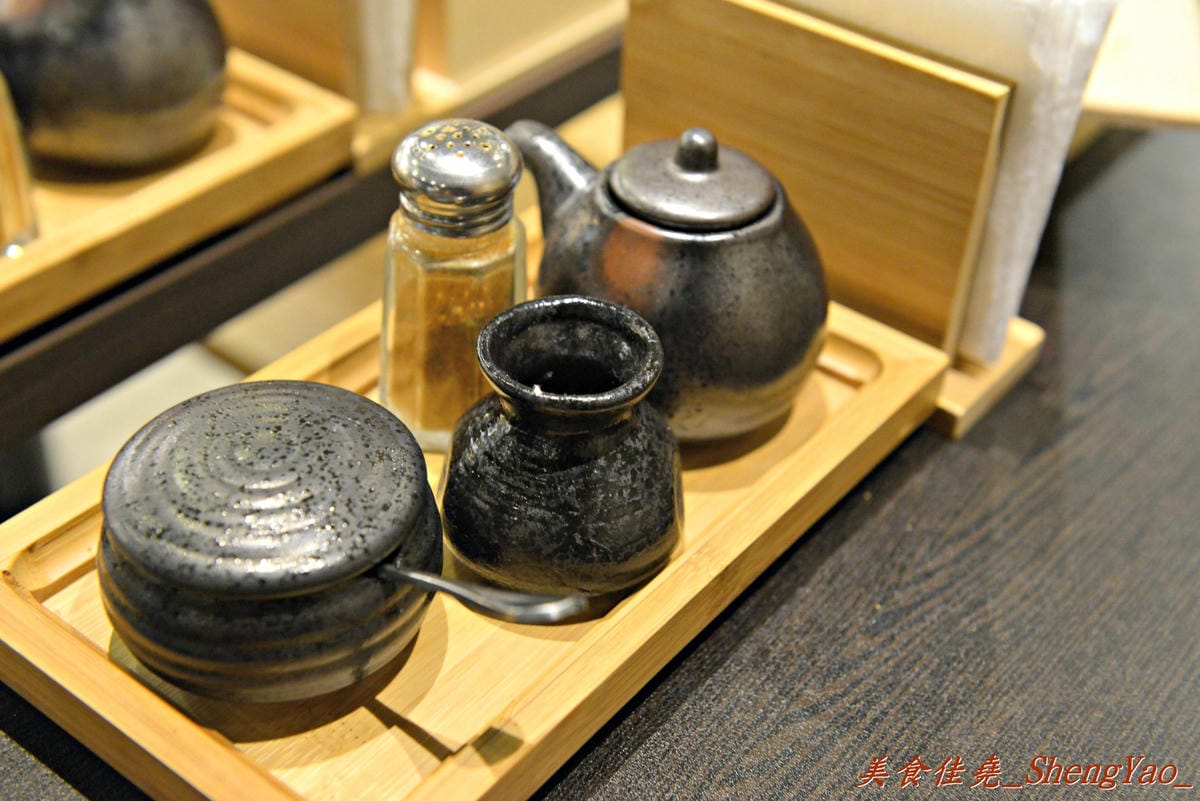 [基隆仁愛]神樂岡旭川拉麵 – 基隆第一家像樣的道地口味日式拉麵,湯頭好喝夠水準、配料豐富多樣,漂亮日式裝潢和賞心悅目的正妹女服務生群也都是亮點。