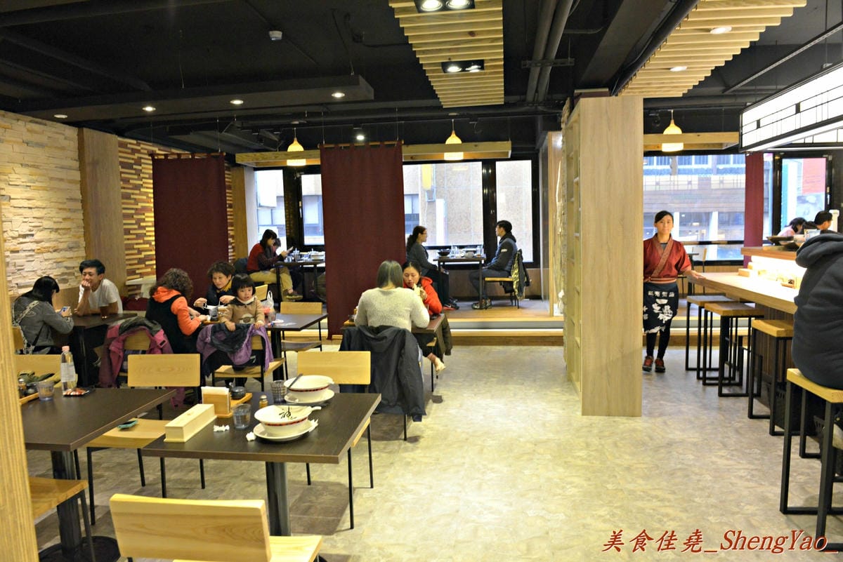 [基隆仁愛]神樂岡旭川拉麵 – 基隆第一家像樣的道地口味日式拉麵,湯頭好喝夠水準、配料豐富多樣,漂亮日式裝潢和賞心悅目的正妹女服務生群也都是亮點。