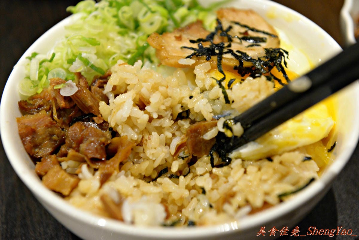 [基隆仁愛]神樂岡旭川拉麵 – 基隆第一家像樣的道地口味日式拉麵,湯頭好喝夠水準、配料豐富多樣,漂亮日式裝潢和賞心悅目的正妹女服務生群也都是亮點。