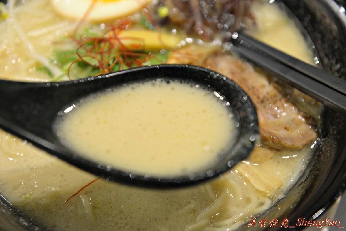 [基隆仁愛]神樂岡旭川拉麵 – 基隆第一家像樣的道地口味日式拉麵,湯頭好喝夠水準、配料豐富多樣,漂亮日式裝潢和賞心悅目的正妹女服務生群也都是亮點。