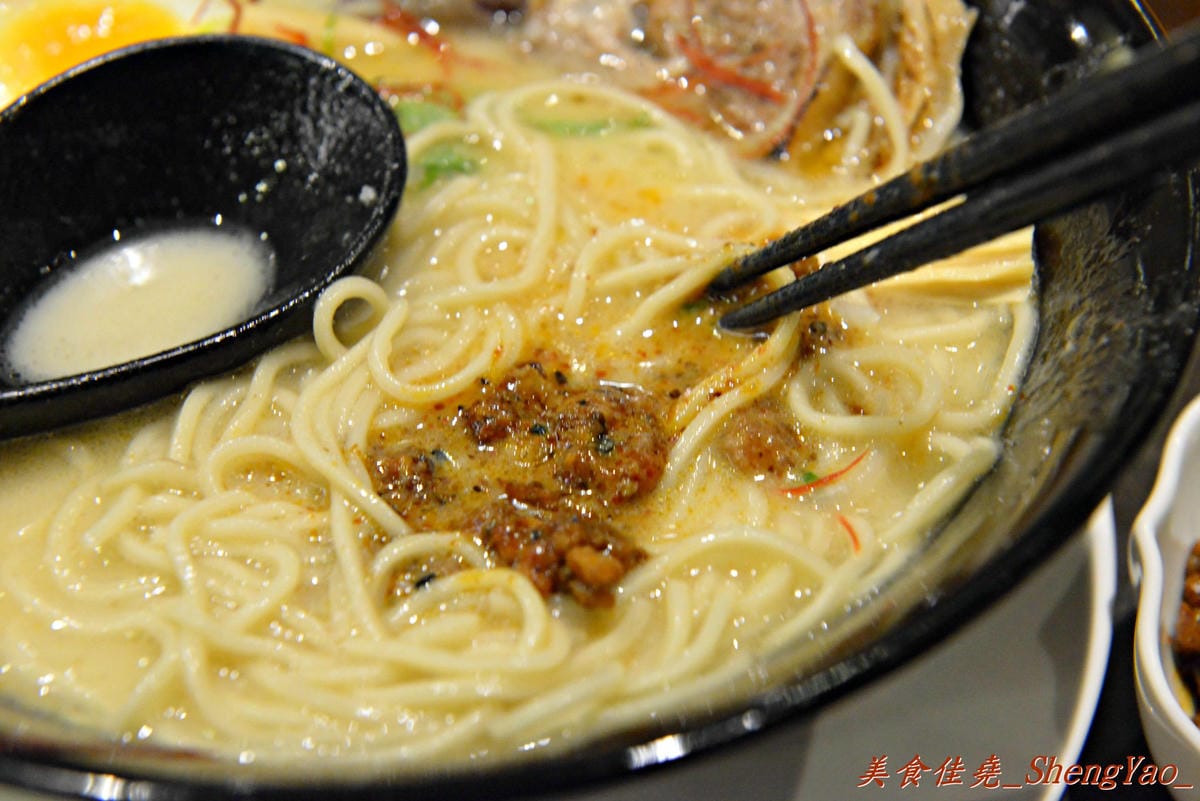 [基隆仁愛]神樂岡旭川拉麵 – 基隆第一家像樣的道地口味日式拉麵,湯頭好喝夠水準、配料豐富多樣,漂亮日式裝潢和賞心悅目的正妹女服務生群也都是亮點。