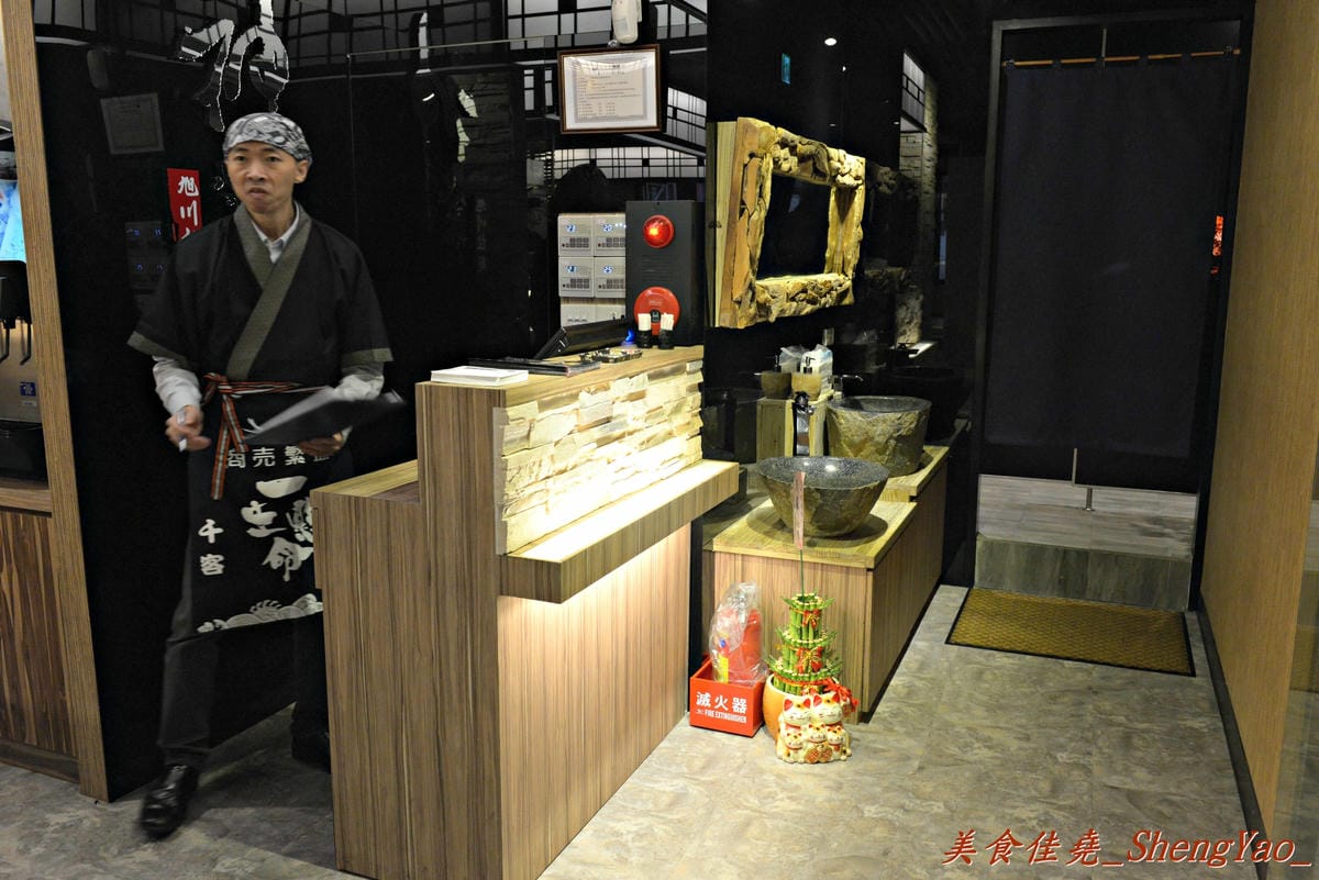 [基隆仁愛]神樂岡旭川拉麵 – 基隆第一家像樣的道地口味日式拉麵,湯頭好喝夠水準、配料豐富多樣,漂亮日式裝潢和賞心悅目的正妹女服務生群也都是亮點。