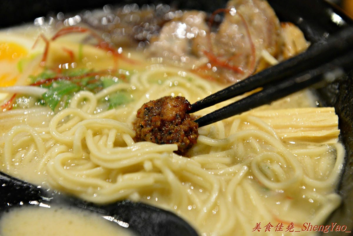 [基隆仁愛]神樂岡旭川拉麵 – 基隆第一家像樣的道地口味日式拉麵,湯頭好喝夠水準、配料豐富多樣,漂亮日式裝潢和賞心悅目的正妹女服務生群也都是亮點。