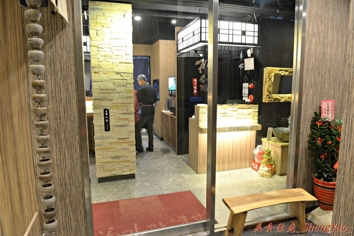 [基隆仁愛]神樂岡旭川拉麵 – 基隆第一家像樣的道地口味日式拉麵,湯頭好喝夠水準、配料豐富多樣,漂亮日式裝潢和賞心悅目的正妹女服務生群也都是亮點。