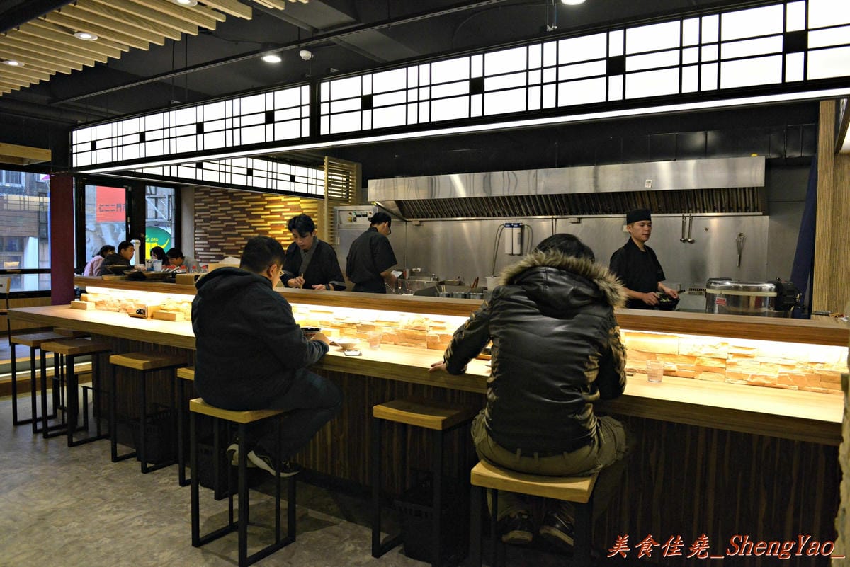 [基隆仁愛]神樂岡旭川拉麵 – 基隆第一家像樣的道地口味日式拉麵,湯頭好喝夠水準、配料豐富多樣,漂亮日式裝潢和賞心悅目的正妹女服務生群也都是亮點。