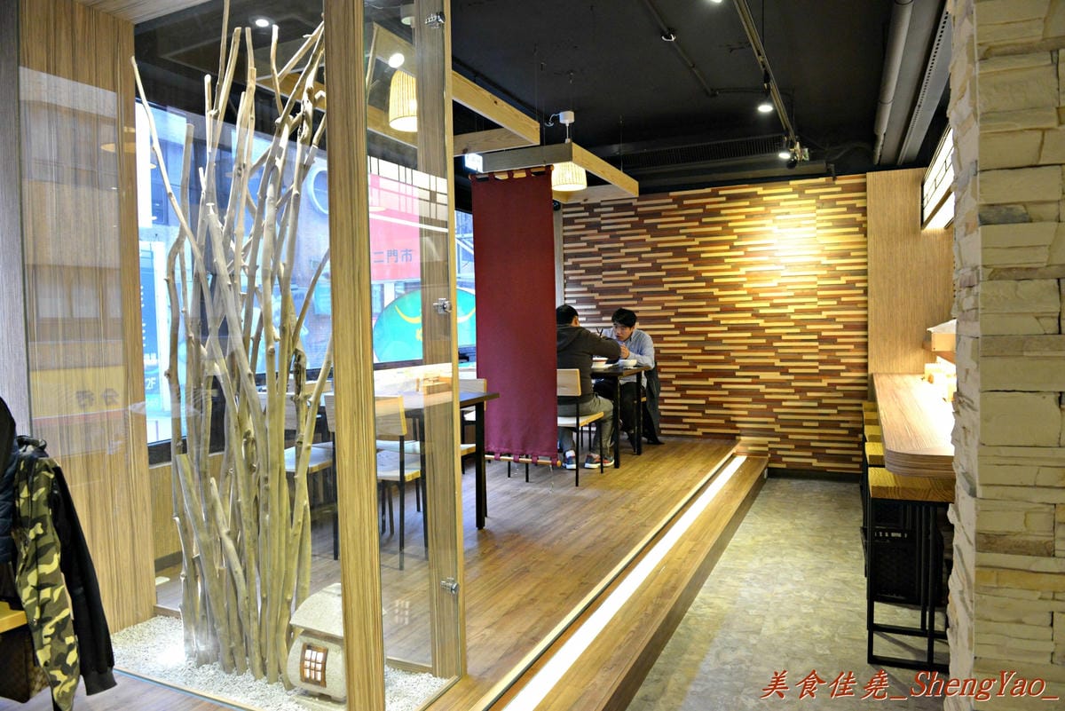 [基隆仁愛]神樂岡旭川拉麵 – 基隆第一家像樣的道地口味日式拉麵,湯頭好喝夠水準、配料豐富多樣,漂亮日式裝潢和賞心悅目的正妹女服務生群也都是亮點。
