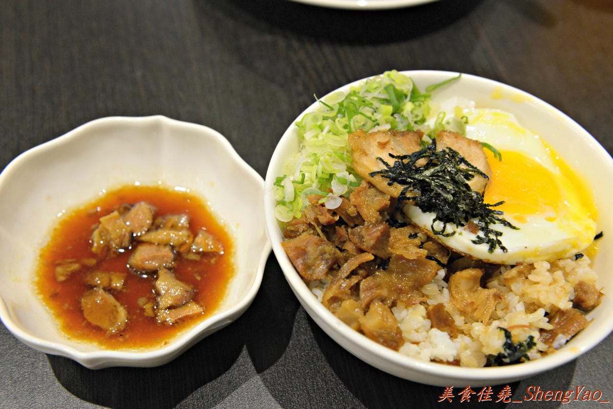 [基隆仁愛]神樂岡旭川拉麵 – 基隆第一家像樣的道地口味日式拉麵,湯頭好喝夠水準、配料豐富多樣,漂亮日式裝潢和賞心悅目的正妹女服務生群也都是亮點。