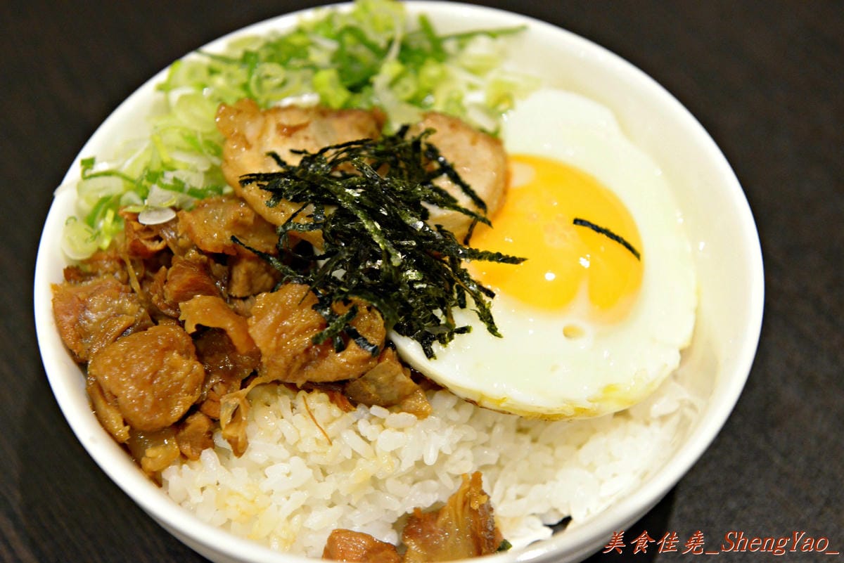 [基隆仁愛]神樂岡旭川拉麵 – 基隆第一家像樣的道地口味日式拉麵,湯頭好喝夠水準、配料豐富多樣,漂亮日式裝潢和賞心悅目的正妹女服務生群也都是亮點。