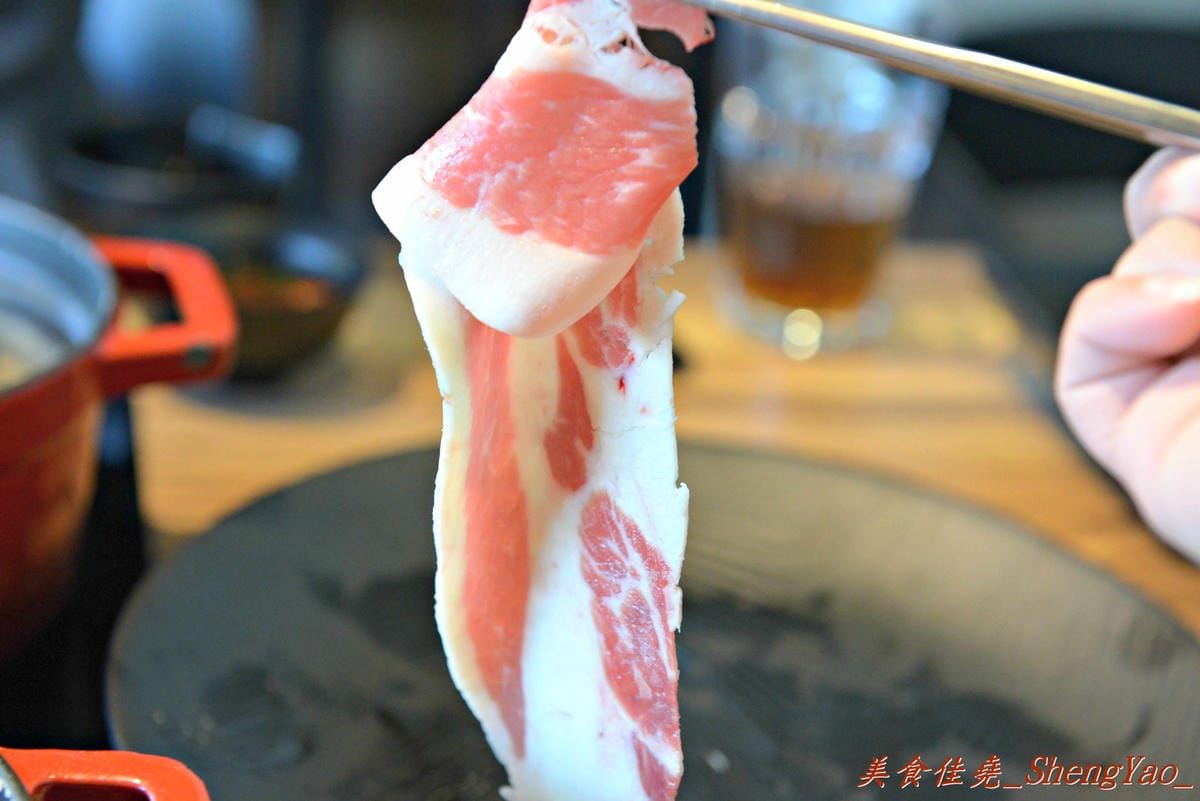 [台中沙鹿]宇良食 健康鍋物 – 沙鹿新鍋物餐廳,氣派裝潢、平價消費且不收服務費,肉類品質很有水準(目前試賣期間打卡有送一盤肉)。