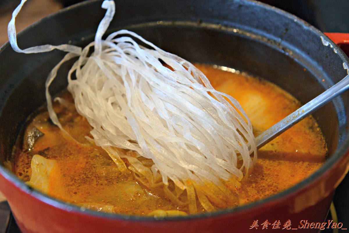 [台中沙鹿]宇良食 健康鍋物 – 沙鹿新鍋物餐廳,氣派裝潢、平價消費且不收服務費,肉類品質很有水準(目前試賣期間打卡有送一盤肉)。