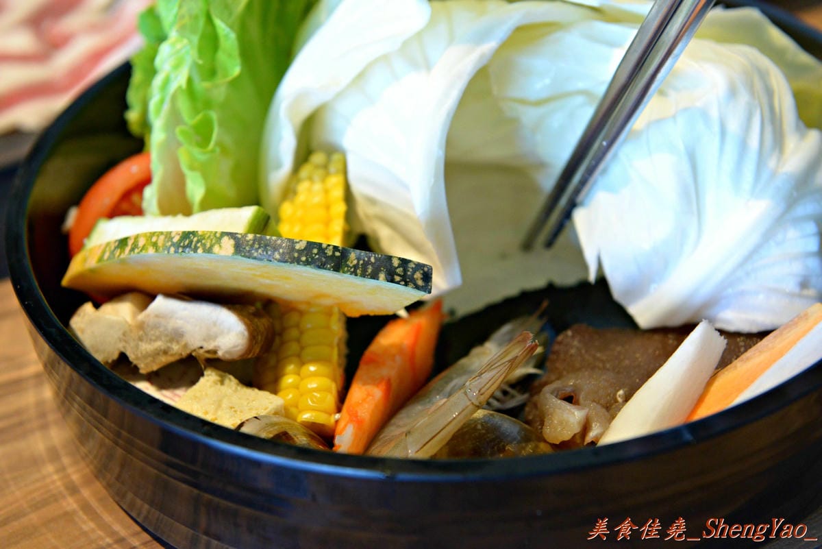 [台中沙鹿]宇良食 健康鍋物 – 沙鹿新鍋物餐廳,氣派裝潢、平價消費且不收服務費,肉類品質很有水準(目前試賣期間打卡有送一盤肉)。