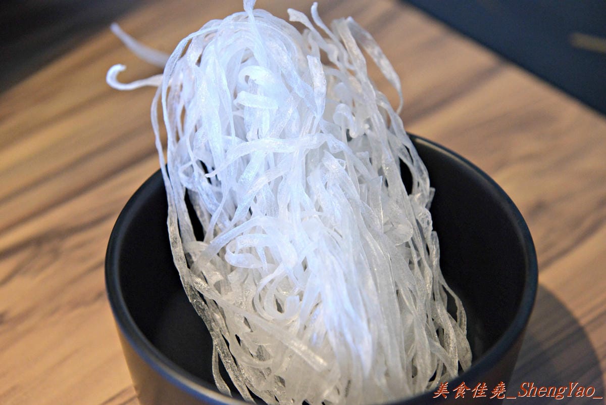 [台中沙鹿]宇良食 健康鍋物 – 沙鹿新鍋物餐廳,氣派裝潢、平價消費且不收服務費,肉類品質很有水準(目前試賣期間打卡有送一盤肉)。