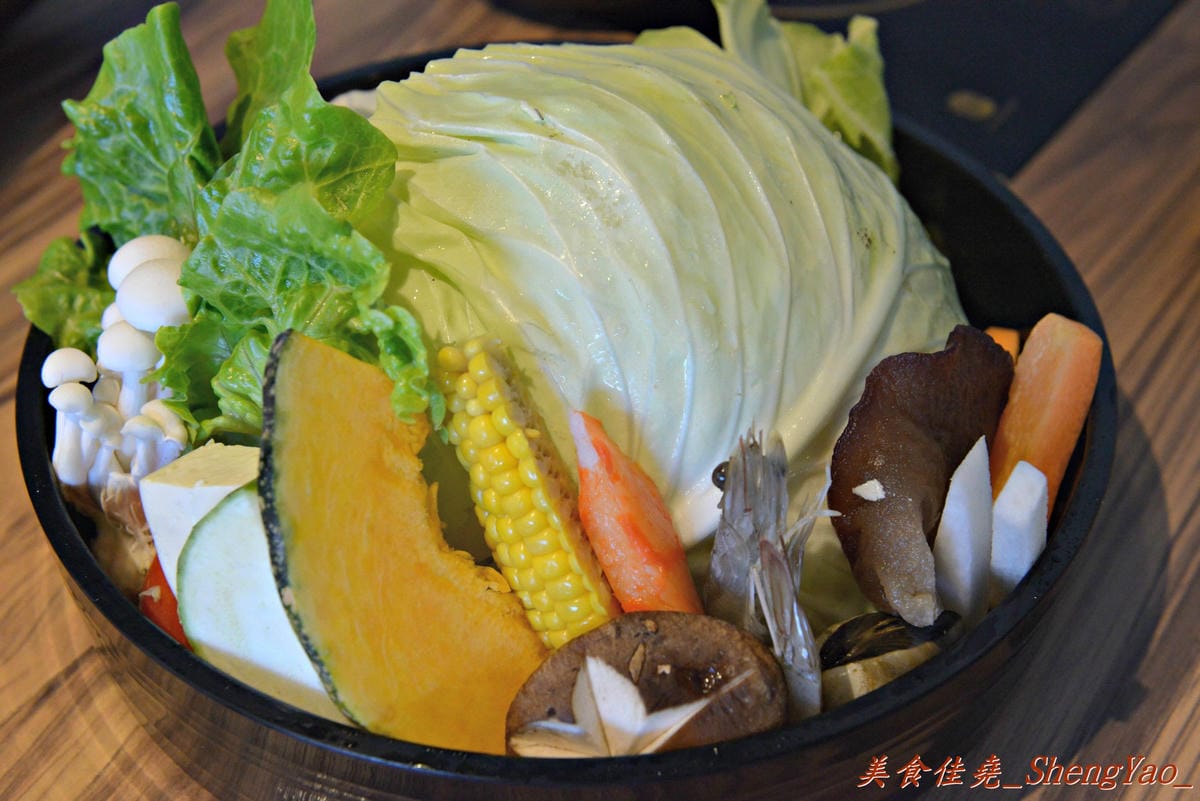 [台中沙鹿]宇良食 健康鍋物 – 沙鹿新鍋物餐廳,氣派裝潢、平價消費且不收服務費,肉類品質很有水準(目前試賣期間打卡有送一盤肉)。