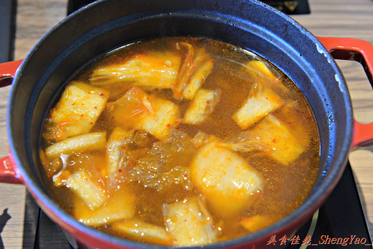 [台中沙鹿]宇良食 健康鍋物 – 沙鹿新鍋物餐廳,氣派裝潢、平價消費且不收服務費,肉類品質很有水準(目前試賣期間打卡有送一盤肉)。