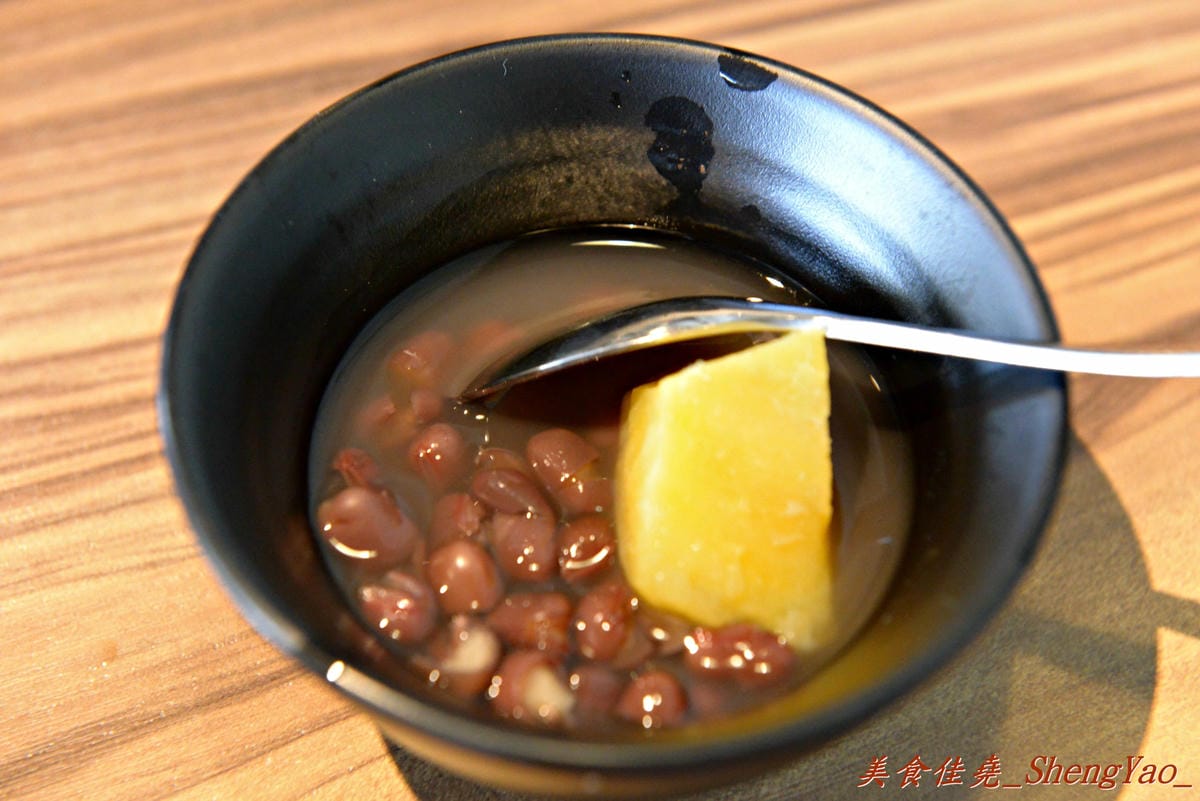 [台中沙鹿]宇良食 健康鍋物 – 沙鹿新鍋物餐廳,氣派裝潢、平價消費且不收服務費,肉類品質很有水準(目前試賣期間打卡有送一盤肉)。