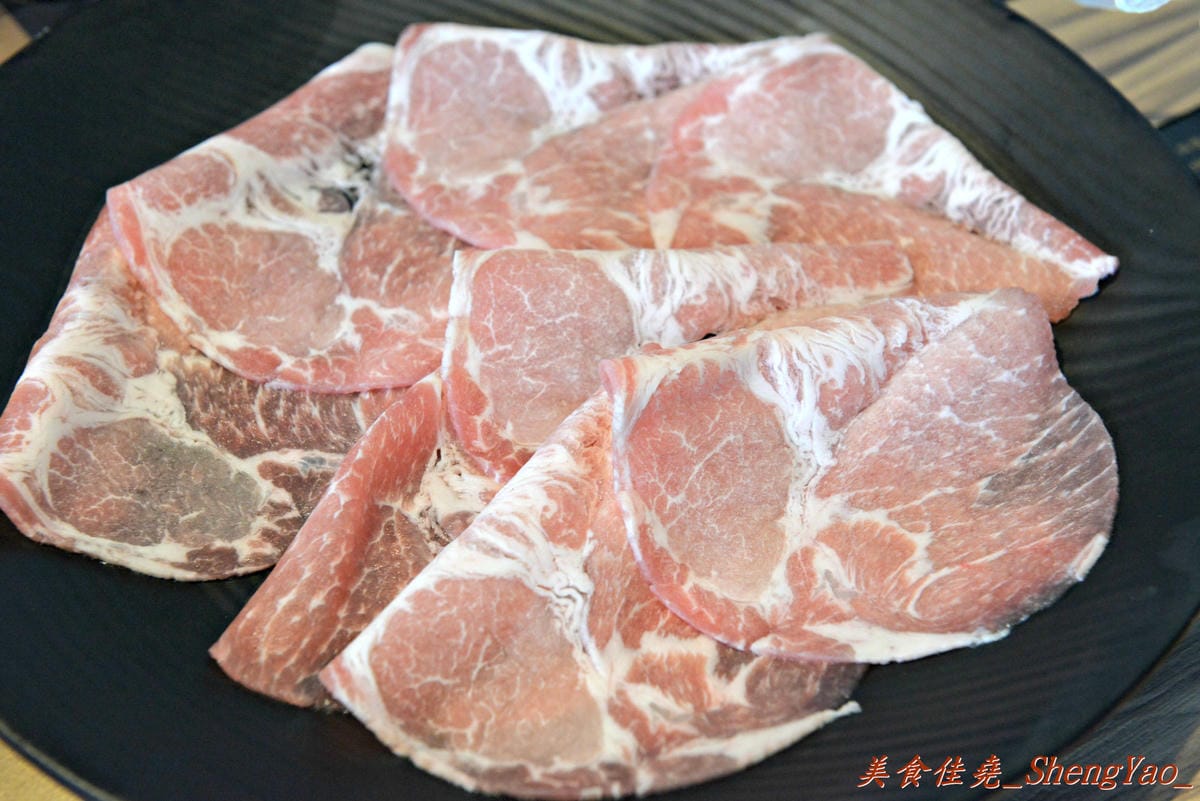 [台中沙鹿]宇良食 健康鍋物 – 沙鹿新鍋物餐廳,氣派裝潢、平價消費且不收服務費,肉類品質很有水準(目前試賣期間打卡有送一盤肉)。