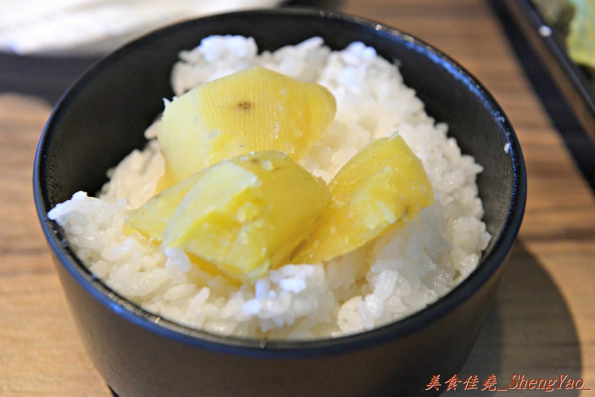 [台中沙鹿]宇良食 健康鍋物 – 沙鹿新鍋物餐廳,氣派裝潢、平價消費且不收服務費,肉類品質很有水準(目前試賣期間打卡有送一盤肉)。