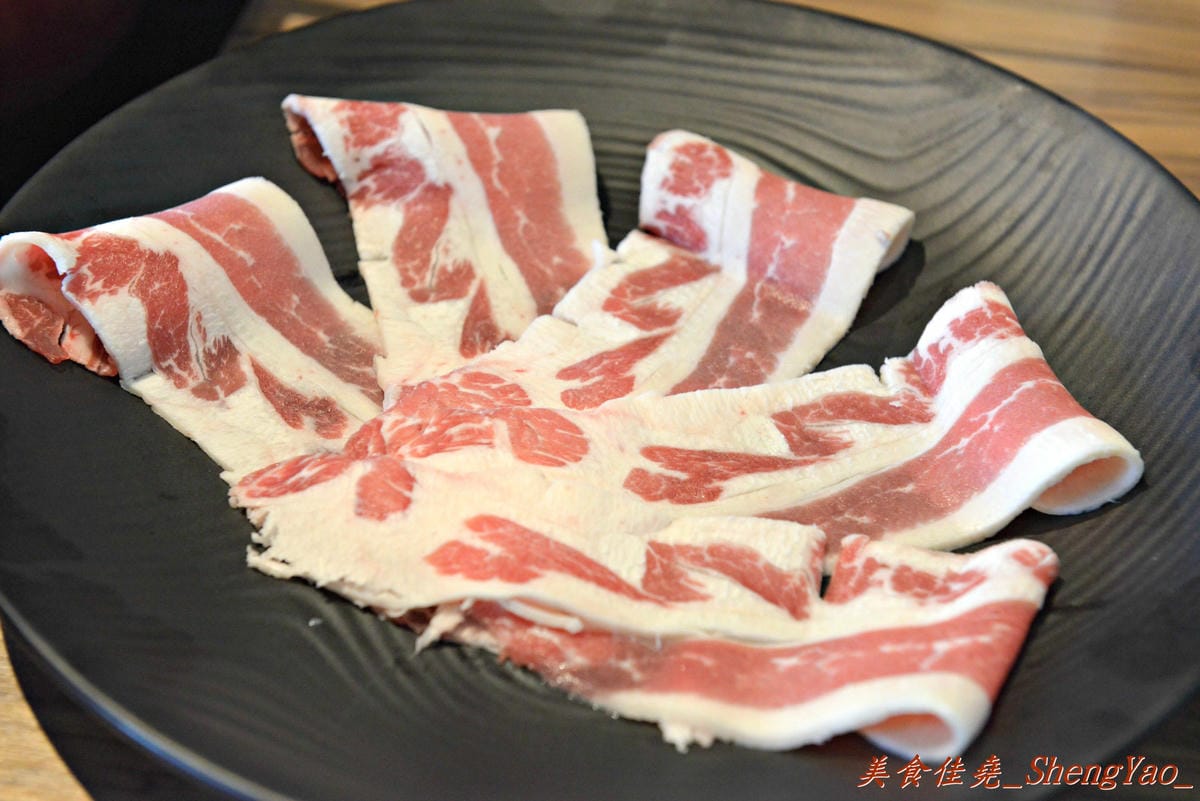 [台中沙鹿]宇良食 健康鍋物 – 沙鹿新鍋物餐廳,氣派裝潢、平價消費且不收服務費,肉類品質很有水準(目前試賣期間打卡有送一盤肉)。