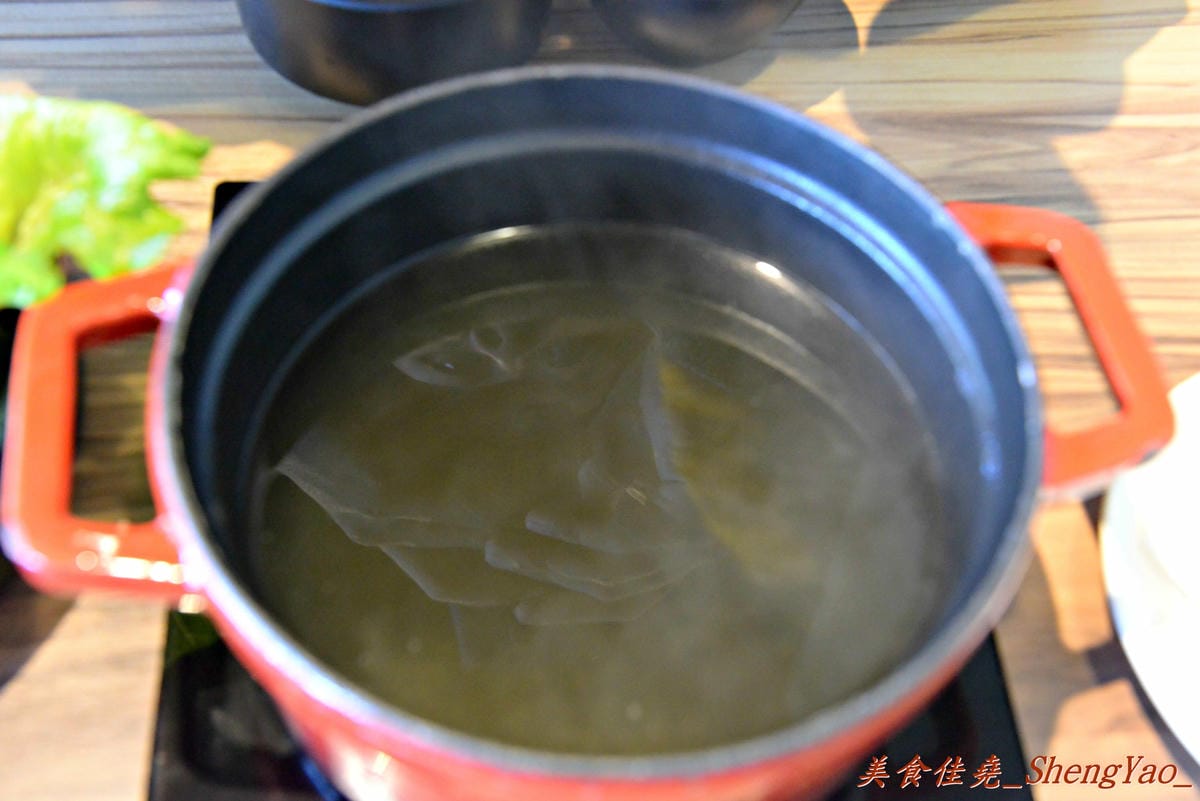 [台中沙鹿]宇良食 健康鍋物 – 沙鹿新鍋物餐廳,氣派裝潢、平價消費且不收服務費,肉類品質很有水準(目前試賣期間打卡有送一盤肉)。