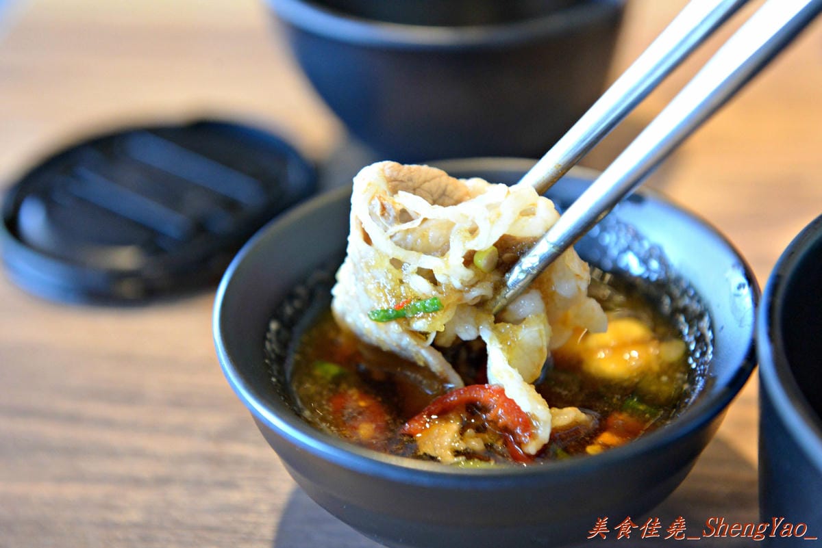 [台中沙鹿]宇良食 健康鍋物 – 沙鹿新鍋物餐廳,氣派裝潢、平價消費且不收服務費,肉類品質很有水準(目前試賣期間打卡有送一盤肉)。