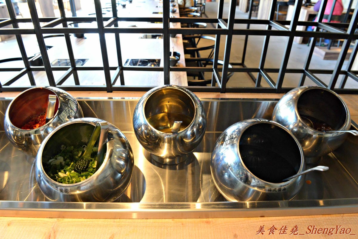 [台中沙鹿]宇良食 健康鍋物 – 沙鹿新鍋物餐廳,氣派裝潢、平價消費且不收服務費,肉類品質很有水準(目前試賣期間打卡有送一盤肉)。