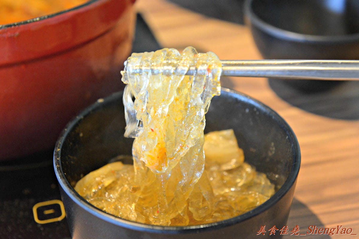 [台中沙鹿]宇良食 健康鍋物 – 沙鹿新鍋物餐廳,氣派裝潢、平價消費且不收服務費,肉類品質很有水準(目前試賣期間打卡有送一盤肉)。