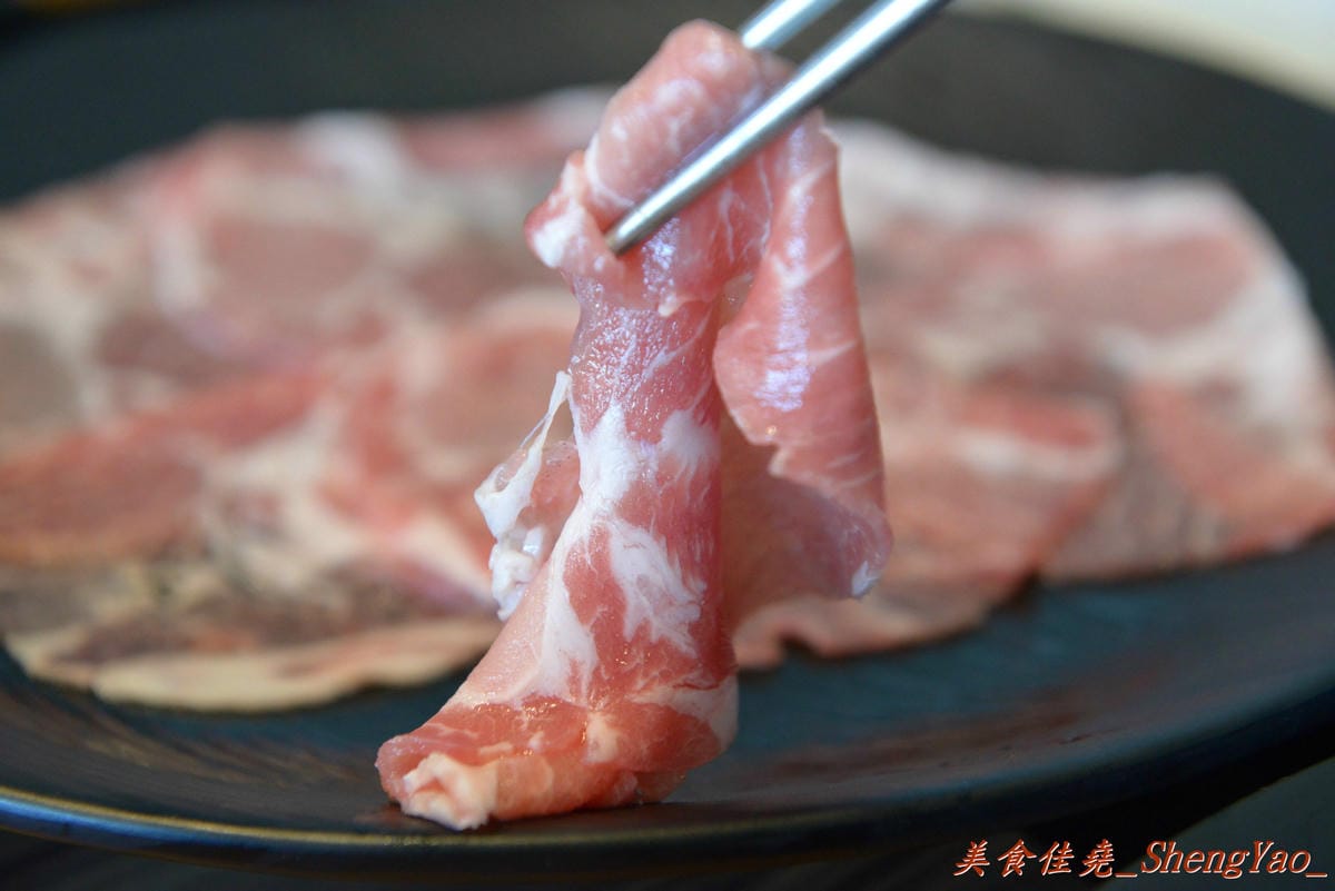 [台中沙鹿]宇良食 健康鍋物 – 沙鹿新鍋物餐廳,氣派裝潢、平價消費且不收服務費,肉類品質很有水準(目前試賣期間打卡有送一盤肉)。