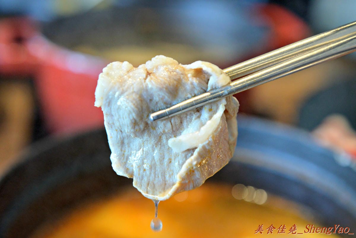 [台中沙鹿]宇良食 健康鍋物 – 沙鹿新鍋物餐廳,氣派裝潢、平價消費且不收服務費,肉類品質很有水準(目前試賣期間打卡有送一盤肉)。