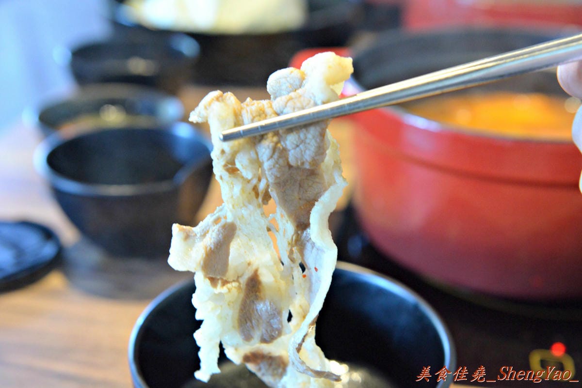 [台中沙鹿]宇良食 健康鍋物 – 沙鹿新鍋物餐廳,氣派裝潢、平價消費且不收服務費,肉類品質很有水準(目前試賣期間打卡有送一盤肉)。