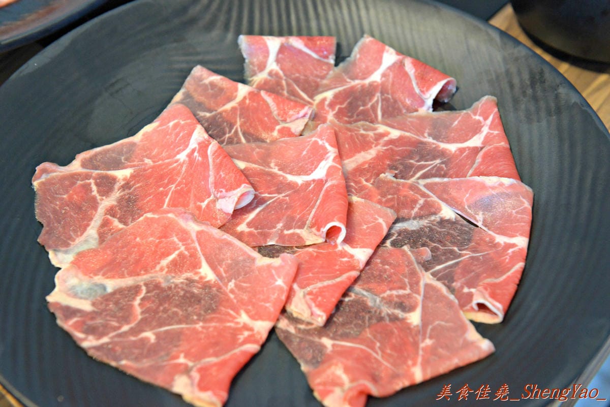 [台中沙鹿]宇良食 健康鍋物 – 沙鹿新鍋物餐廳,氣派裝潢、平價消費且不收服務費,肉類品質很有水準(目前試賣期間打卡有送一盤肉)。
