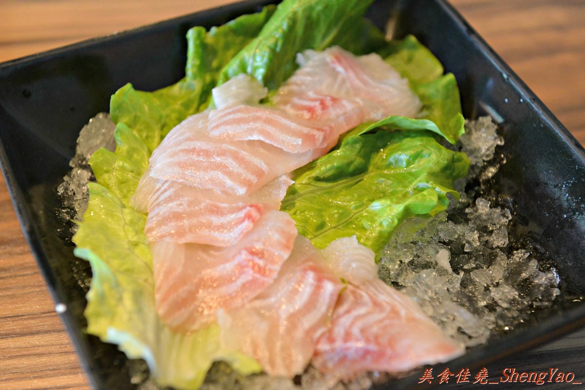 [台中沙鹿]宇良食 健康鍋物 – 沙鹿新鍋物餐廳,氣派裝潢、平價消費且不收服務費,肉類品質很有水準(目前試賣期間打卡有送一盤肉)。