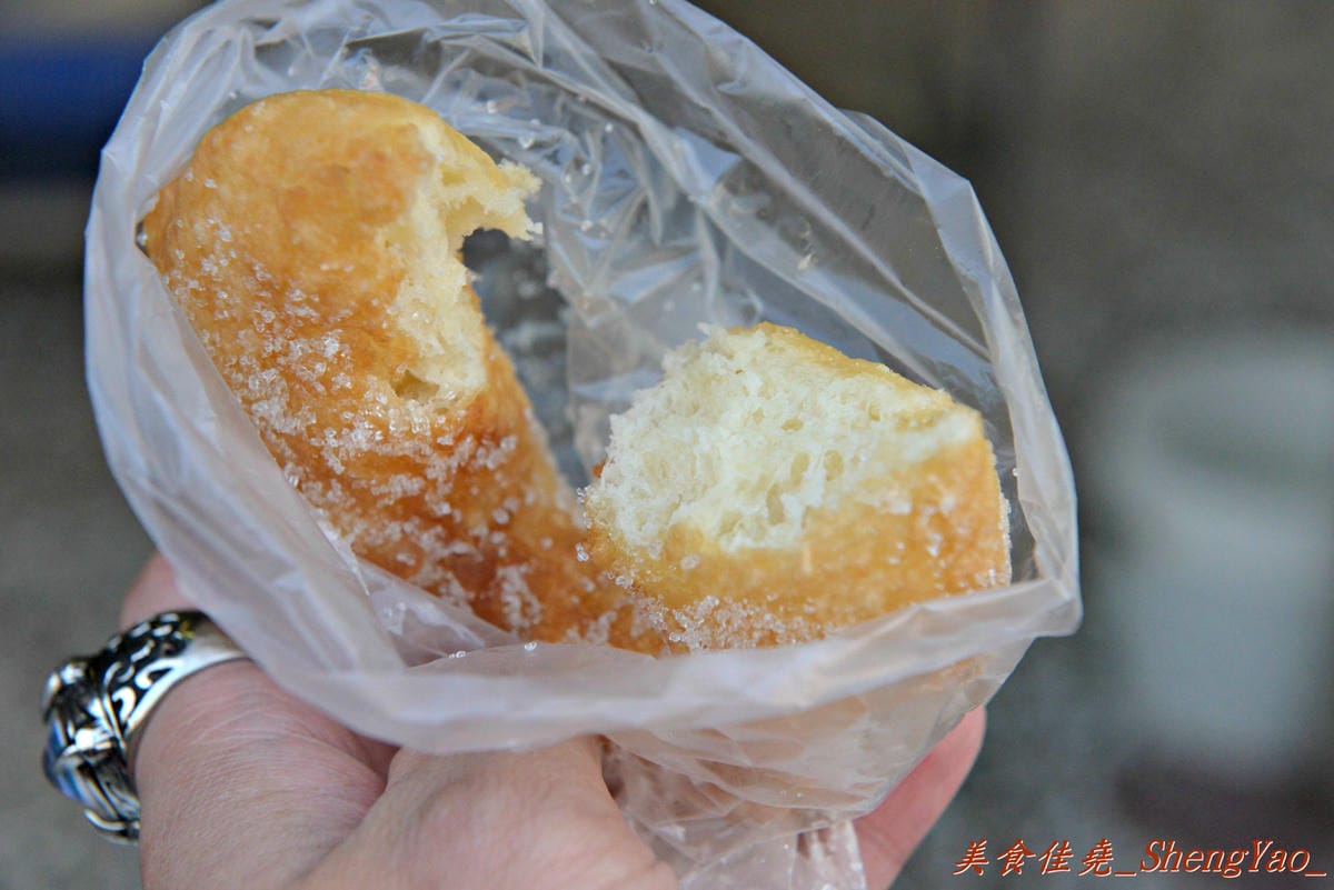 [台中太平]太平無名水煎包 – 太平超好吃的無名水煎包攤,內餡料多飽滿,剛煎好熱熱吃超過癮 !! 兩種口味水煎包都推薦,蔥油餅和酸菜包也不錯。